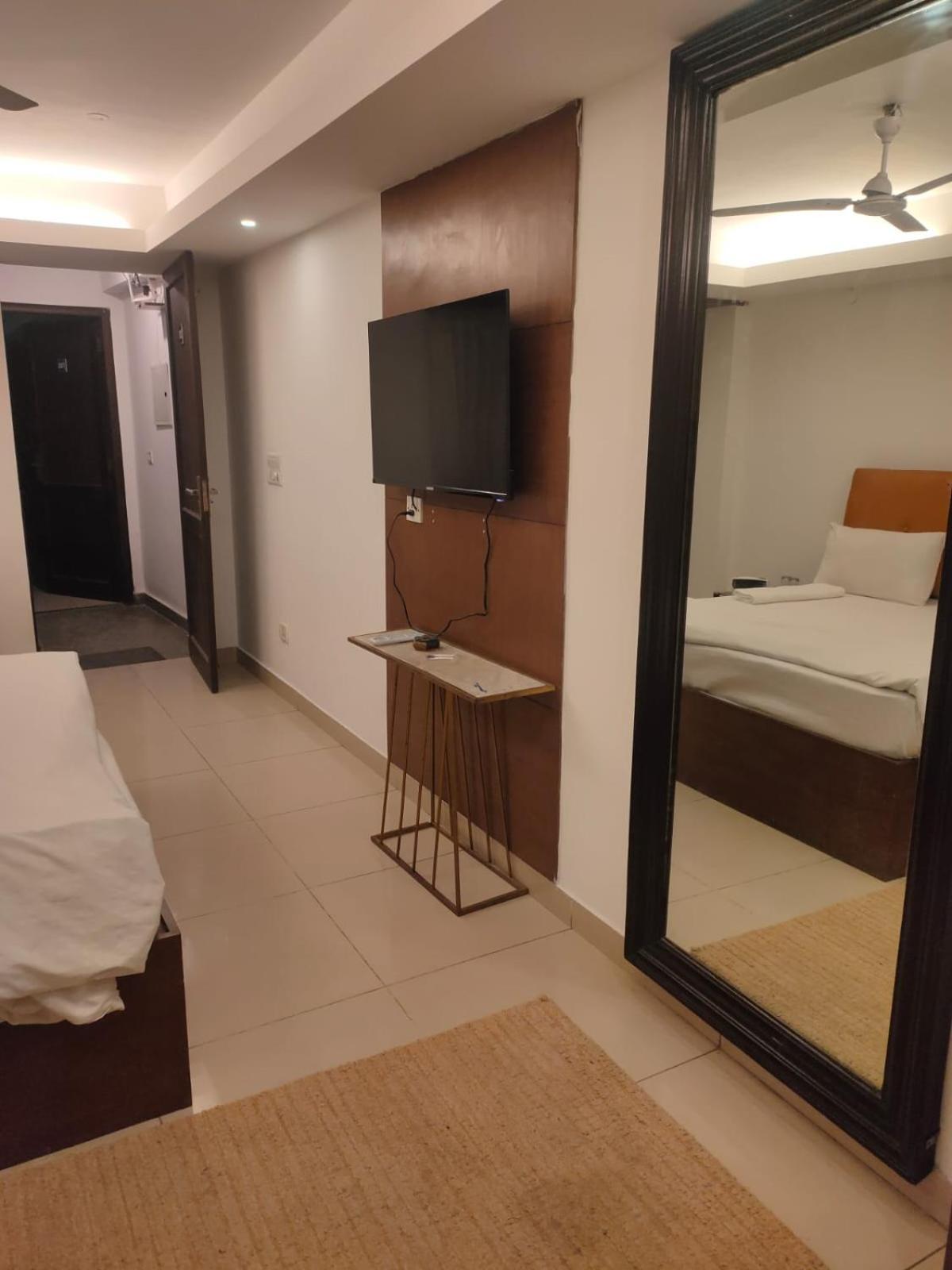 Hotel Blueberry นิวเดลี ภายนอก รูปภาพ